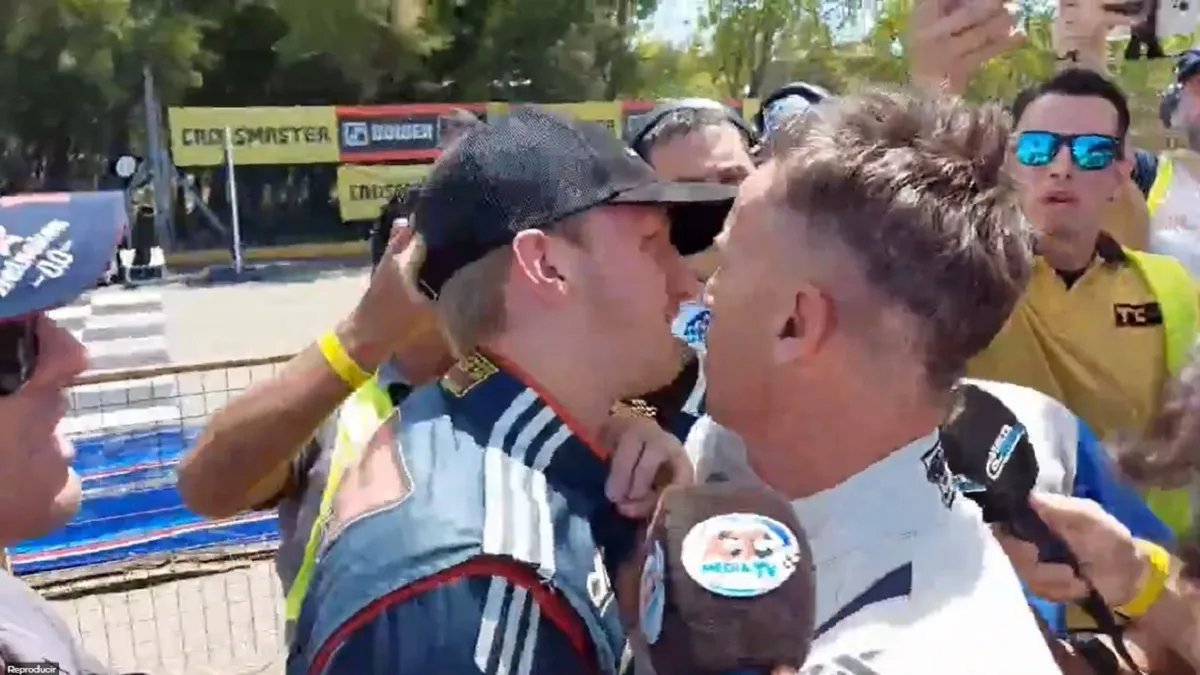 Leonel Pern&iacute;a y Andr&eacute;s Jakos protagonizaron un tenso cruce dentro y fuera de la pista de automovilismo. Foto: Captura.