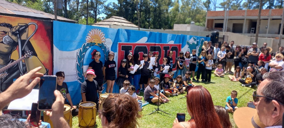 El coro de ni&ntilde;os cantando canciones de Iorio en su clase de La Reja.