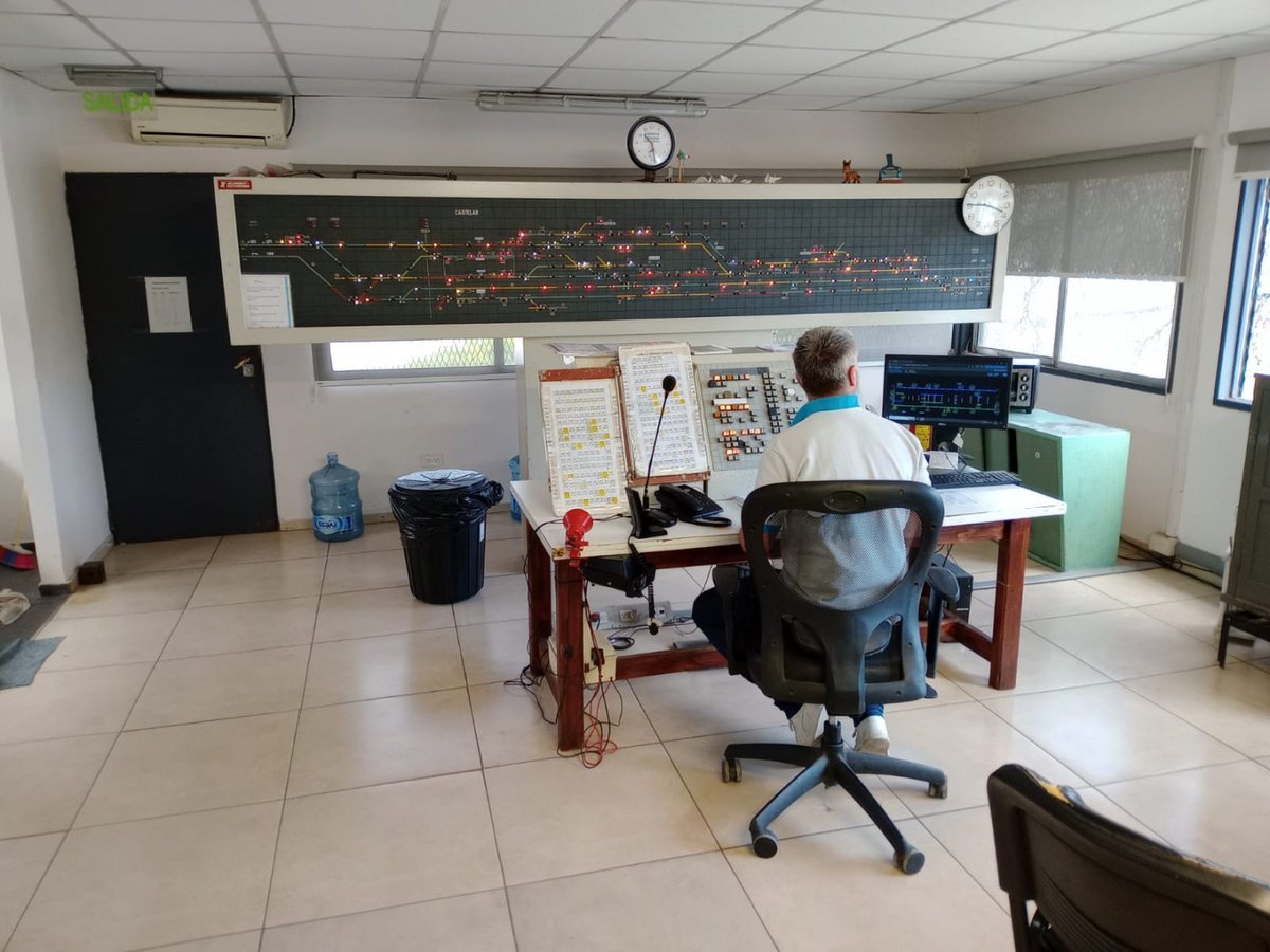 Las actuales mesas de mando anal&oacute;gicas del Tren Sarmiento.