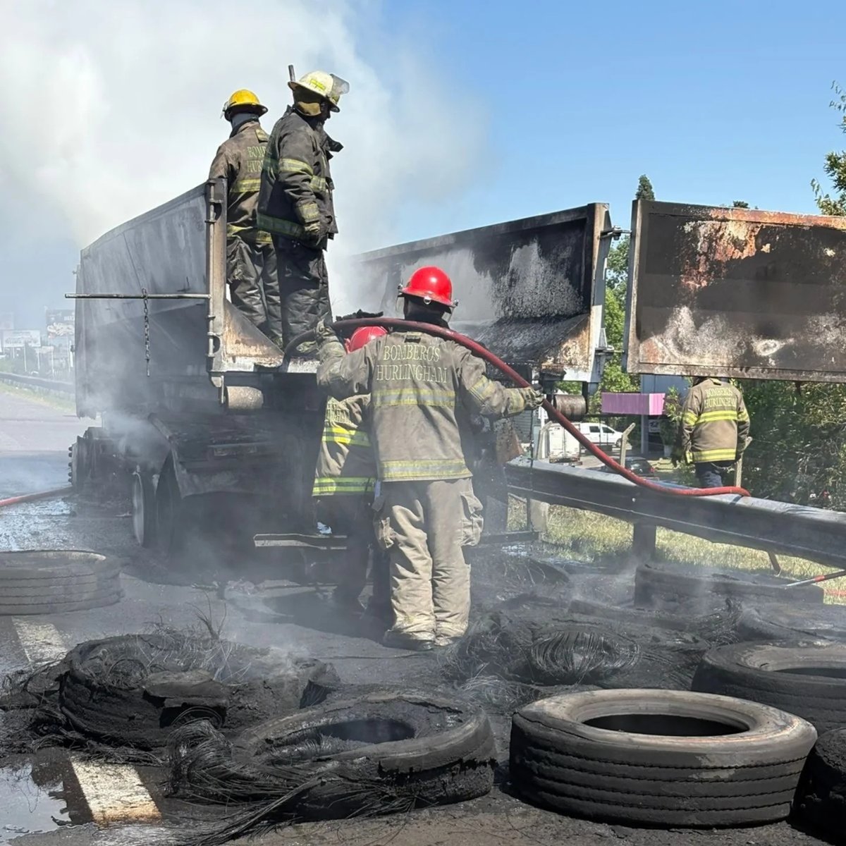 As&iacute; qued&oacute; el cami&oacute;n incendiado en el Acceso Oeste.