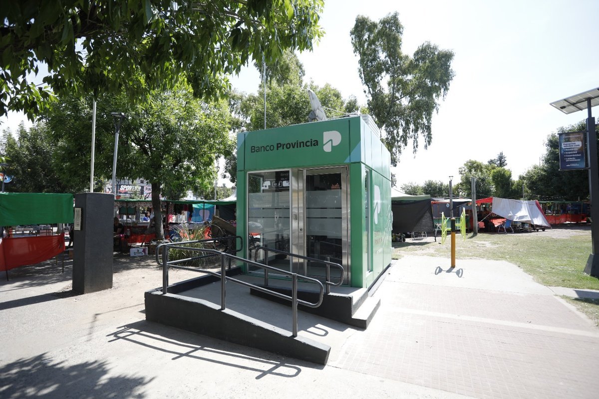 Uno de los nuevos cajeros en las plazas de La Matanza.