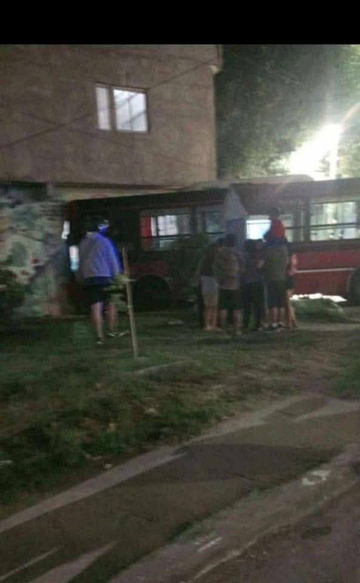 El colectivo incrustado en la casa de Lomas del Mirador.