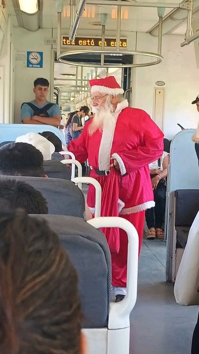 Sorpresa en el Tren San Mart&iacute;n: se puso el traje de Pap&aacute; Noel y regal&oacute; golosinas.