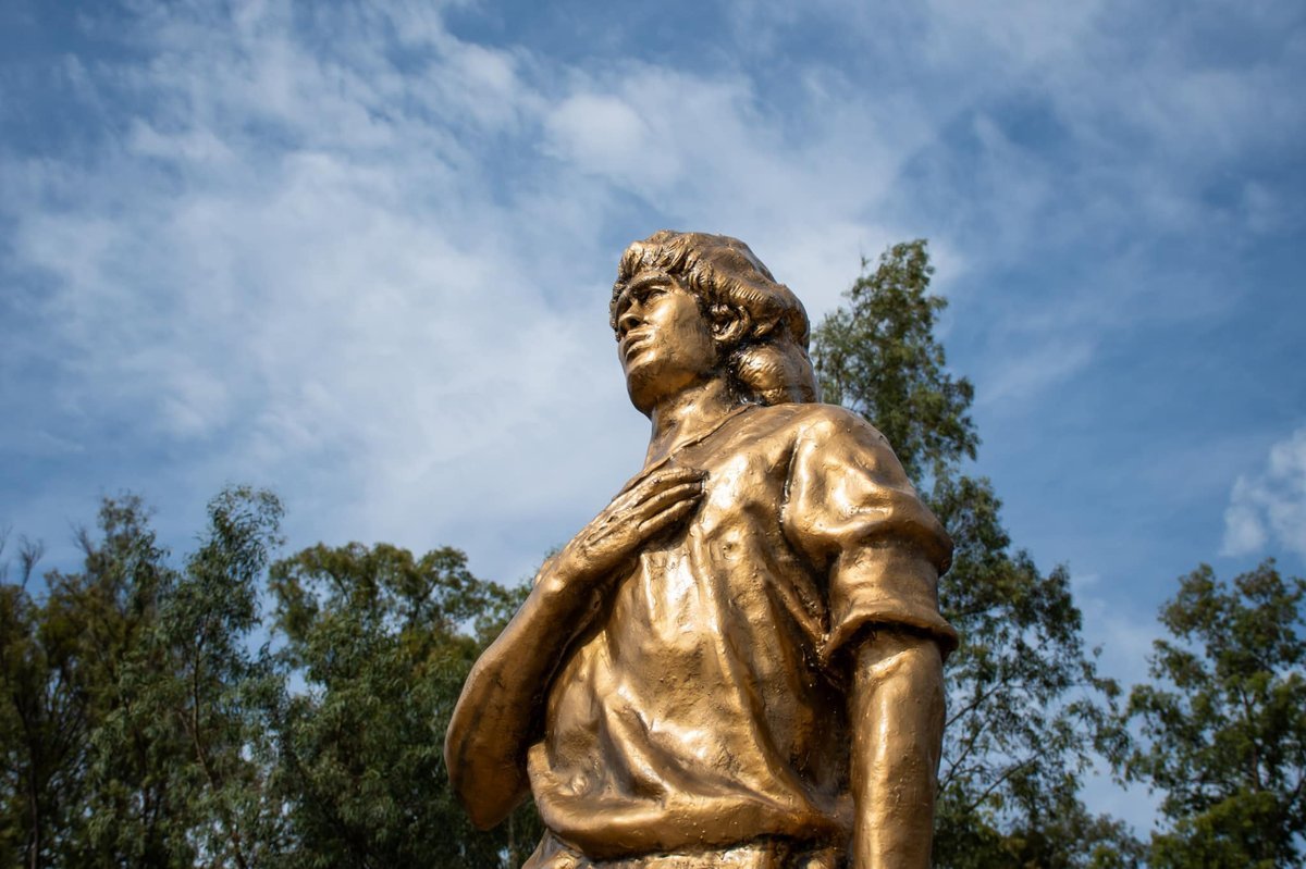 La estatua de Maradona en el ingreso al Polideportivo de Cuartel V.