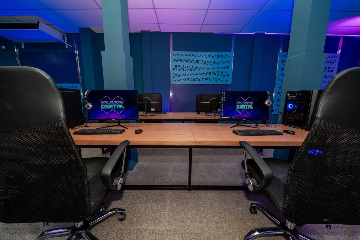 Una de las modernas consolas de la nueva Plaza Digital de Moreno.