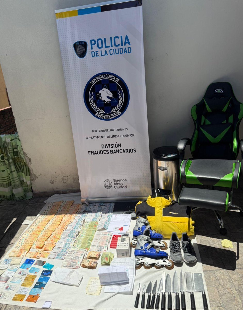 Parte de los elementos secuestrados a la banda de estafadores en Mor&oacute;n y La Matanza.