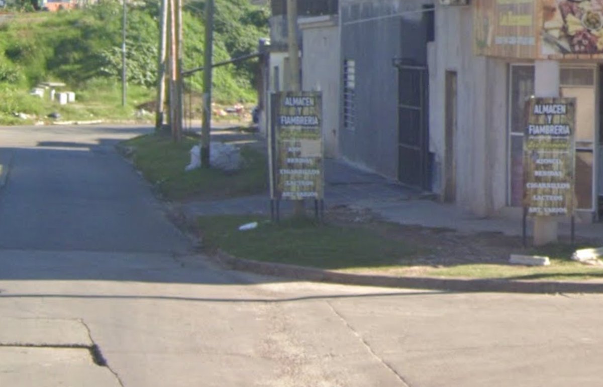 La esquina de Isidro Casanova donde emboscaron al polic&iacute;a.