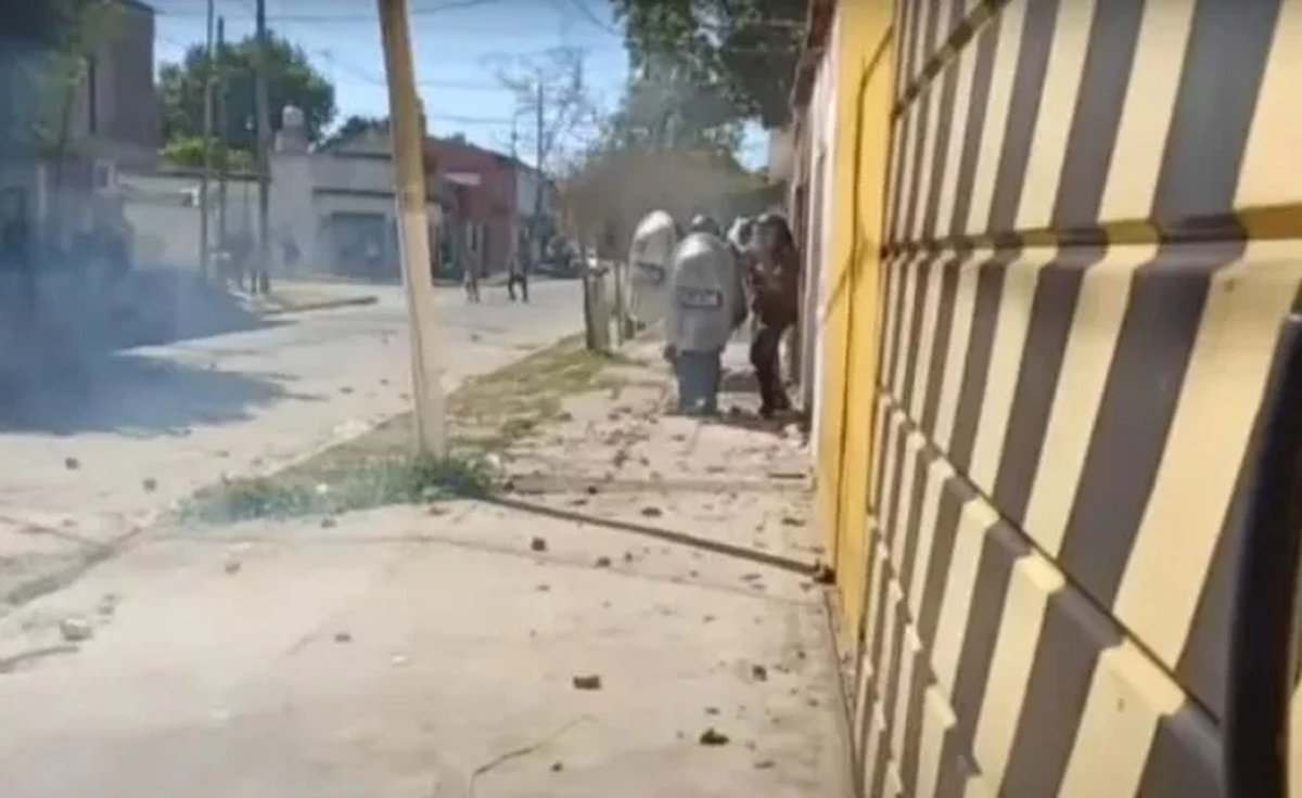 Mataron a un joven en medio de un tiroteo en Mor&oacute;n: vecinos intentaron prender fuego un bunker.