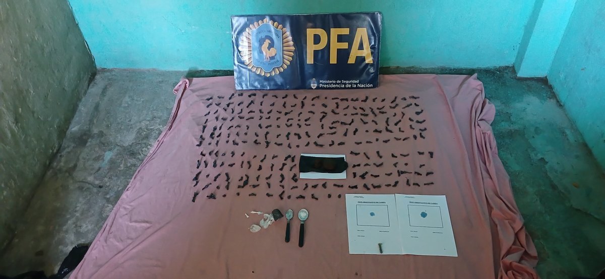 Parte de la droga secuestrada en Merlo.