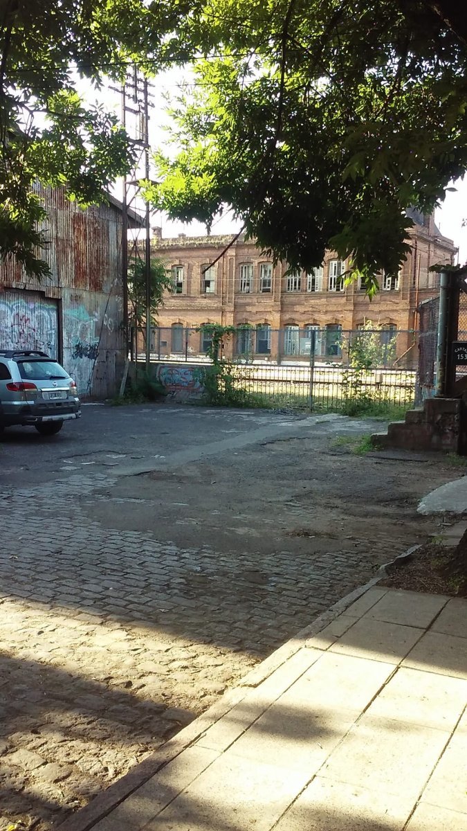 Los talleres de Villa Luro desde afuera.