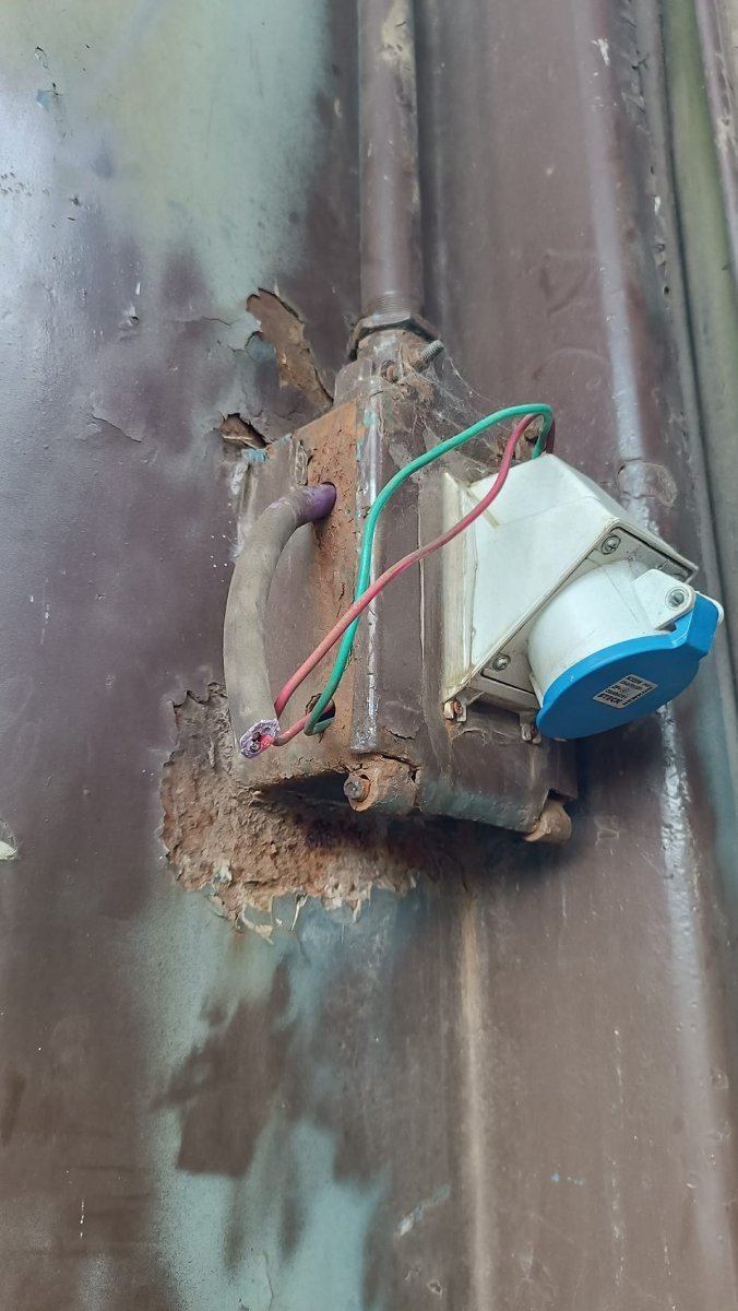 Uno de los cables robados del Museo Ferroviario de Haedo.