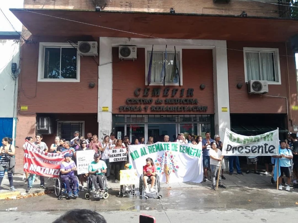 Protestan frente al CEMEFIR de San Justo del jueves pasado.