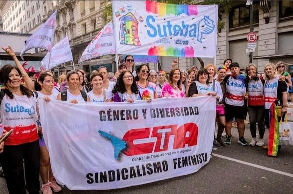 Diferentes organizaciones de docentes se unen a la Marcha del Orgullo.