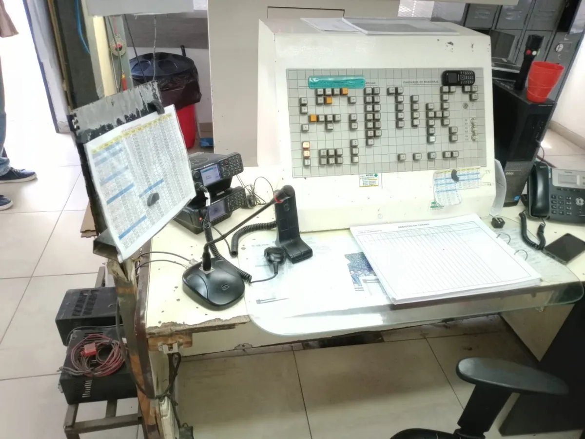 Las actuales mesas de mando anal&oacute;gicas del Tren Sarmiento.