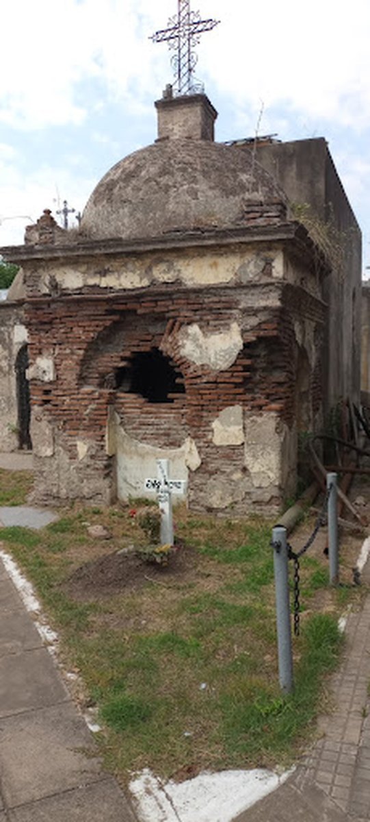 Una de las estructuras da&ntilde;adas del Cementerio de San Justo.