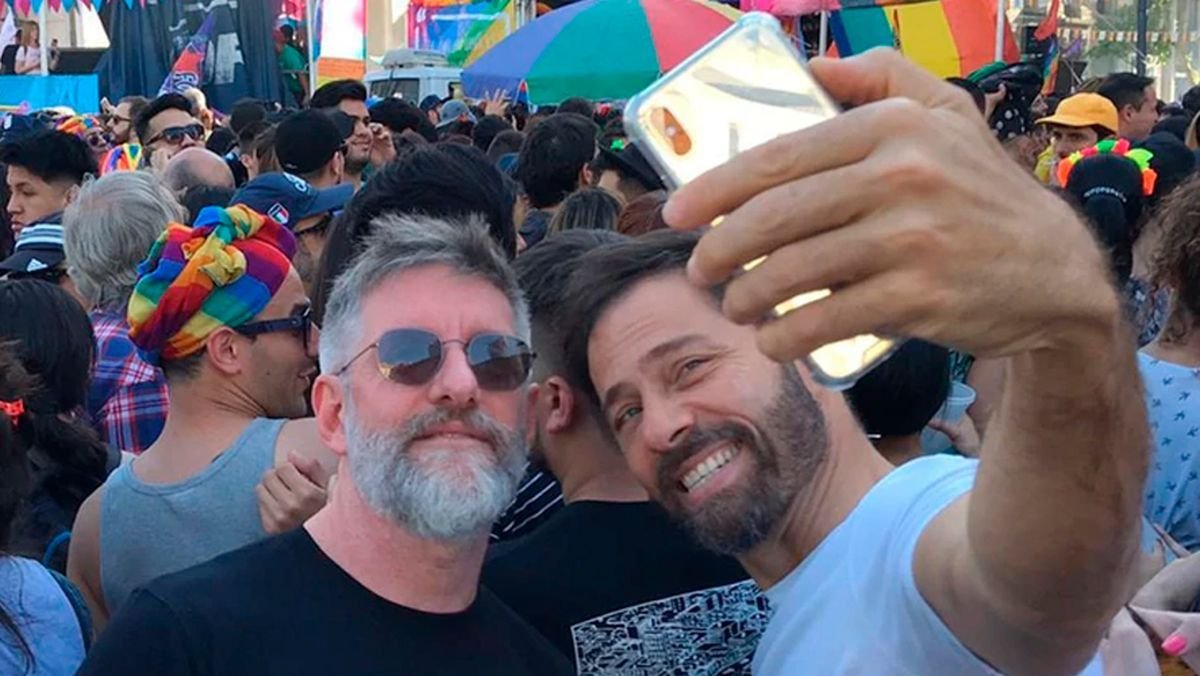 Luis Novaresio junto a su pareja en otra Marcha del Orgullo.