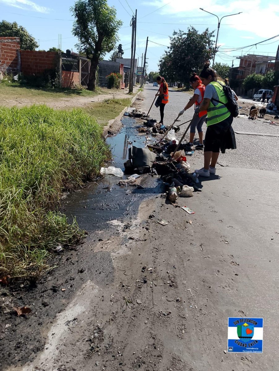 Basura tirada en una calle de Ciudad Evita.