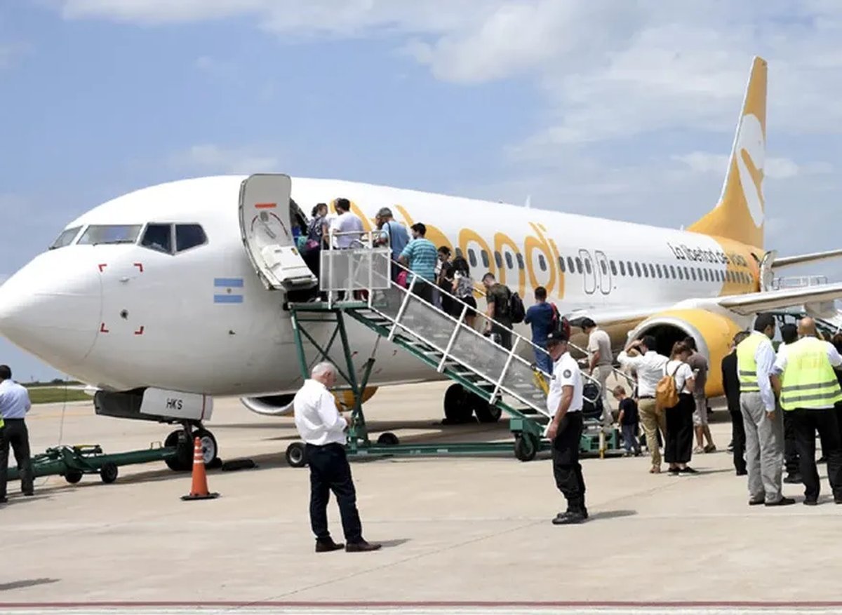 Un avi&oacute;n de Flybondi en la pista del Aeropuerto de El Palomar.