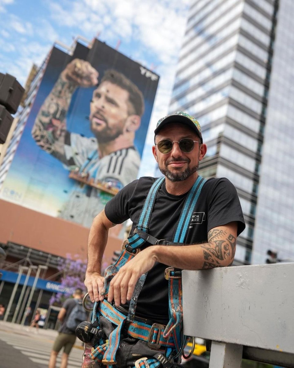 Mart&iacute;n Ron junto a un mural realizado por &eacute;l de Messi.