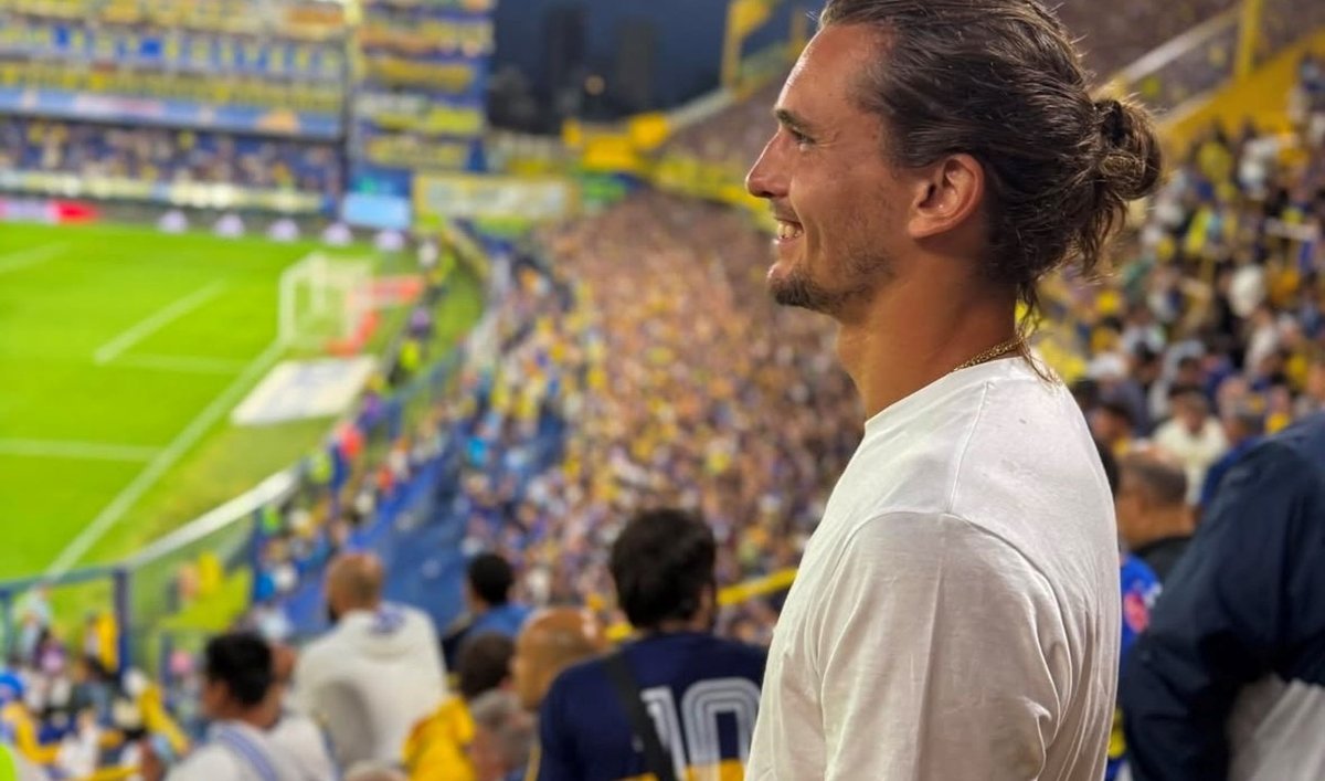 El tenista, Alexander Zverev, aprovech&oacute; su paso por Argentina y disfrut&oacute; un partido de Boca Juniors en La Bombonera. Foto: Ol&eacute;.