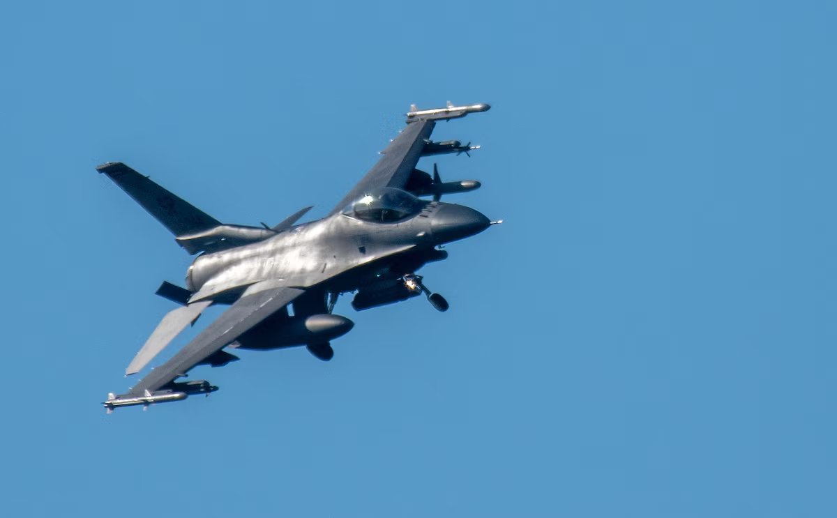 El avi&oacute;n caza F-16 Fighting Falcon fighter que llega a Argentina. Foto: Harald Tittel/dpa.