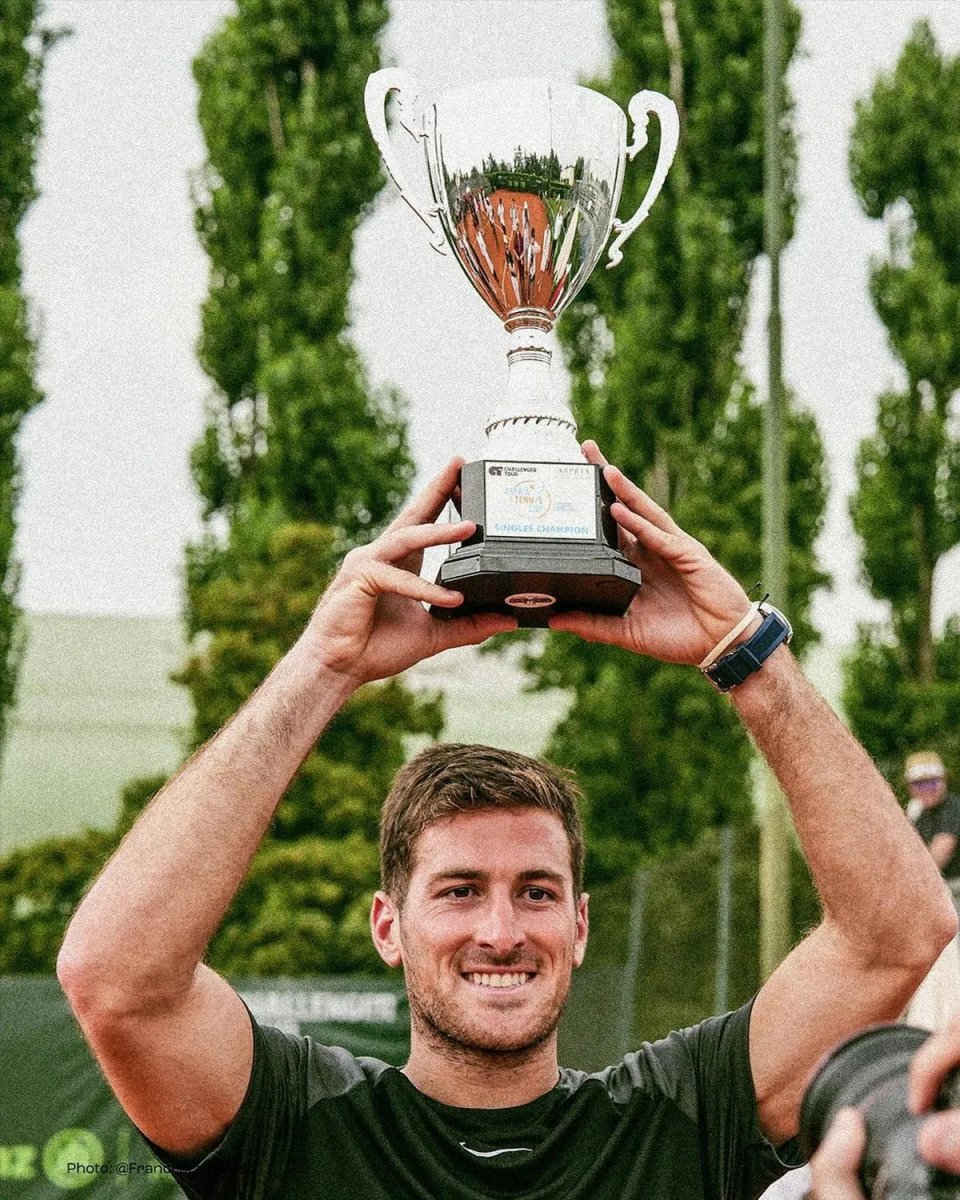 El nacido en Merlo con su reciente copa del Challenger de Mil&aacute;n.