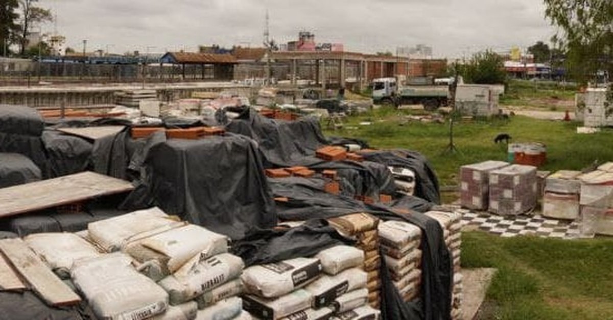 El material abandonado en la estaci&oacute;n Jos&eacute; C. Paz del Tren San Mart&iacute;n.