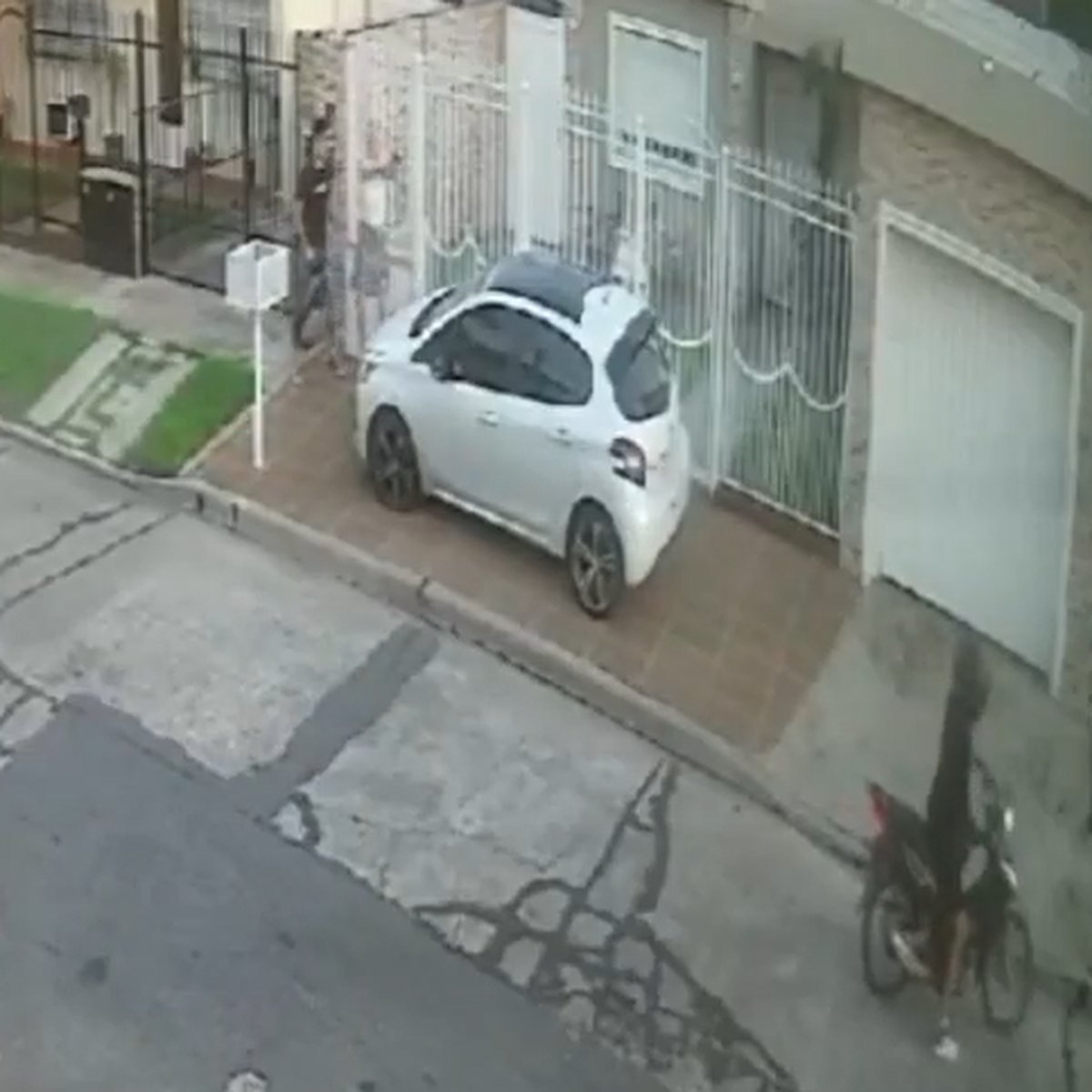 Isidro Casanova: una polic&iacute;a de la Ciudad resisti&oacute; un asalto a tiros contra motochorros.