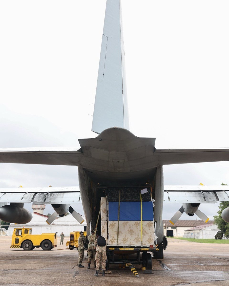 Parte de los insumos saliendo de El Palomar para Bah&iacute;a Blanca.