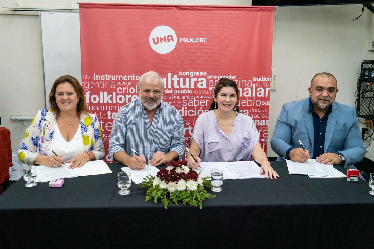 La firma del convenio entre el Municipio de Moreno y la UNA.