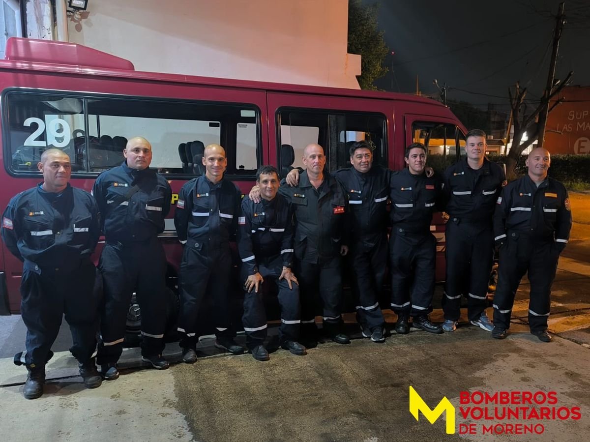 Bomberos voluntarios de Zona Oeste viajaron a Bah&iacute;a Blanca para colaborar tras el temporal.