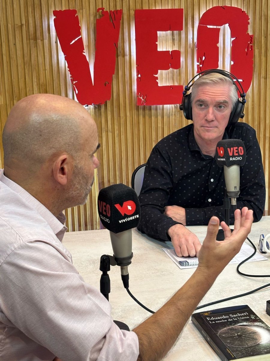 El reconocido escritor de Castelar Eduardo Sacheri present&oacute; su nueva novela en Radio VEO.