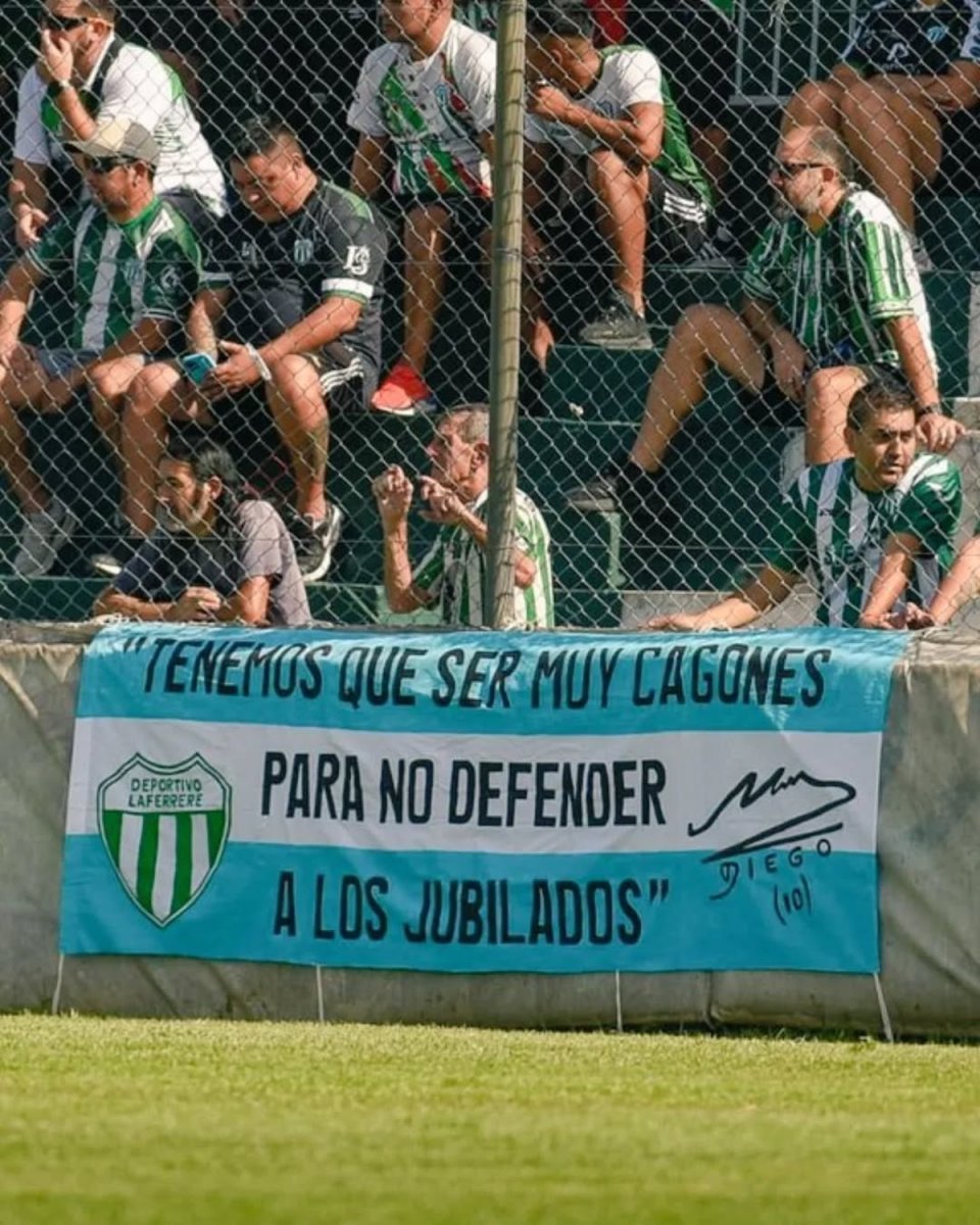 La bandera de Deportivo Laferrere por la marcha de jubilados de hoy.