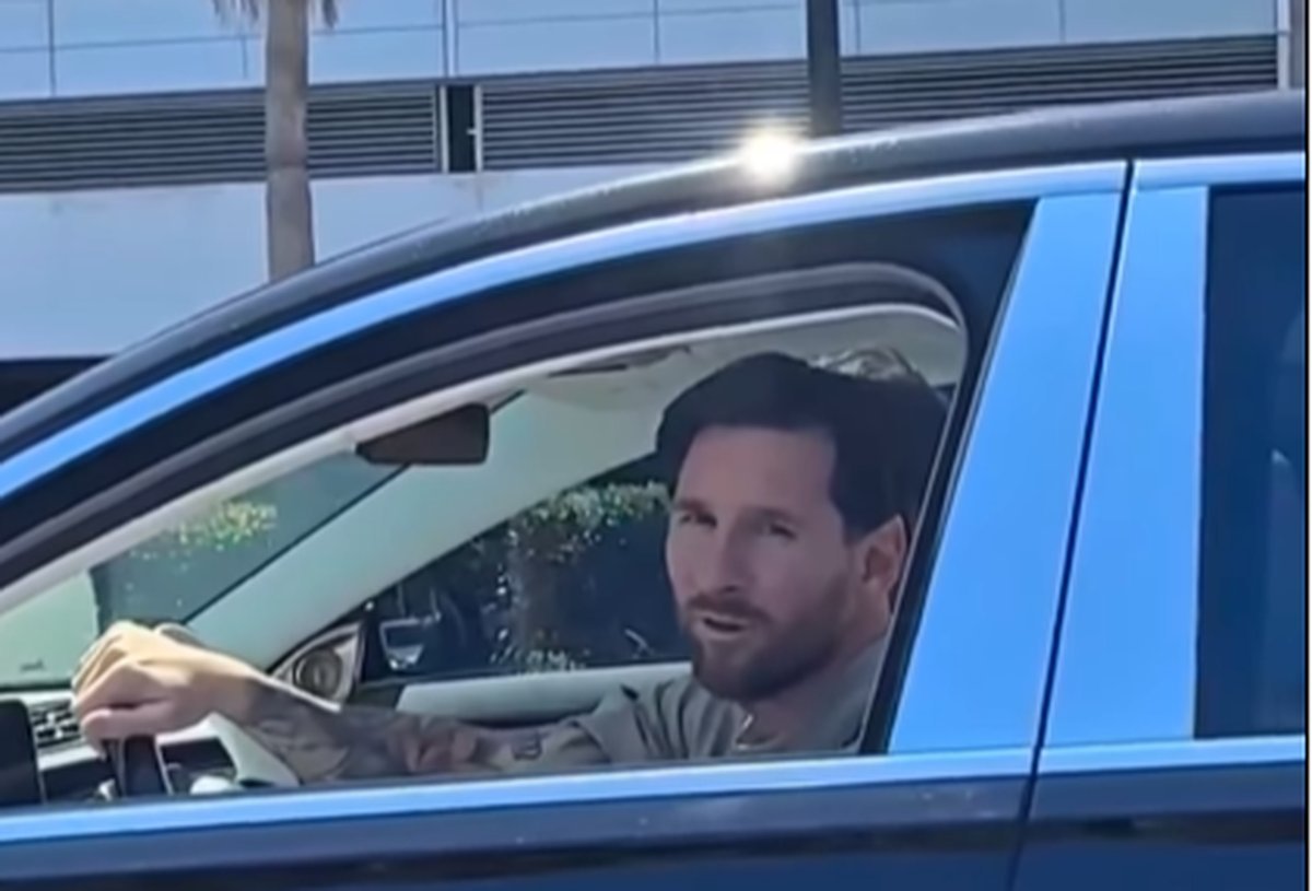 El video viral de Lionel Messi saludando a fan&aacute;ticos. Foto: Captura de video.