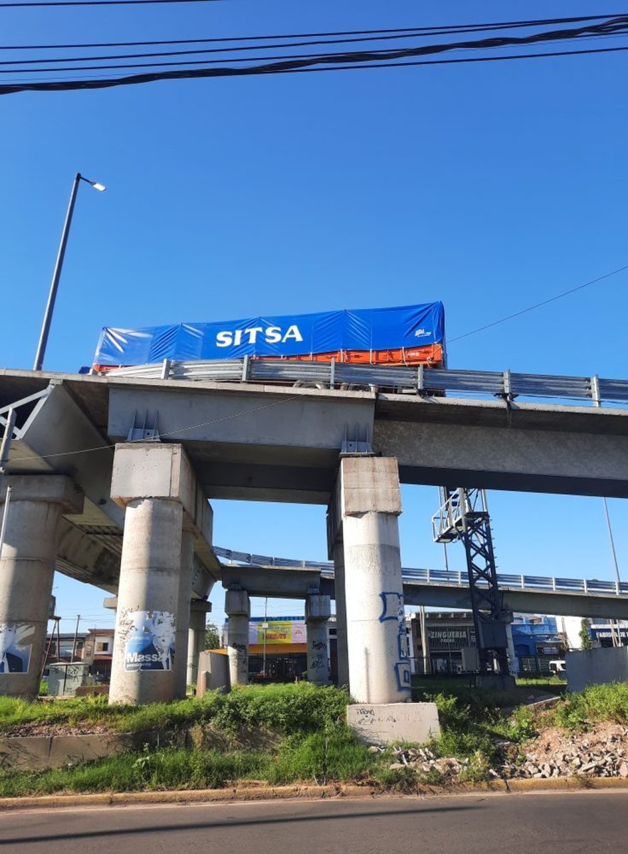 El cami&oacute;n atorado en el puente de San Antonio de Padua.