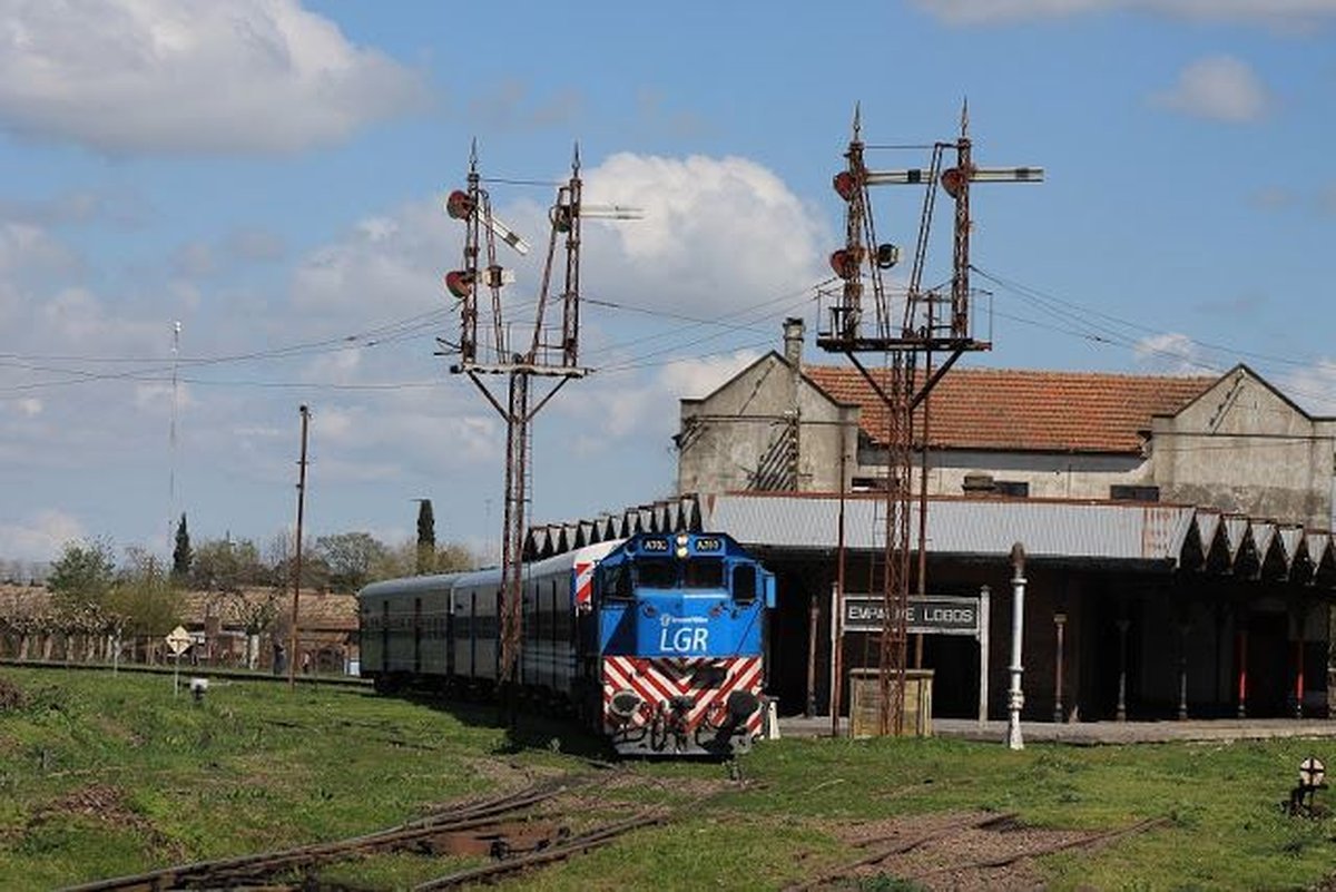 Dos de las torres de se&ntilde;ales manuales que tiene el ramal Merlo-Lobos del Tren Sarmiento.