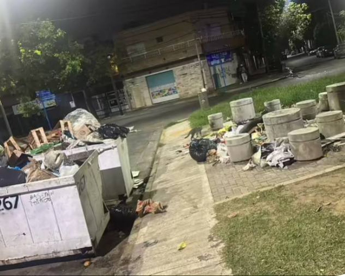 La plaza de Caseros donde apareci&oacute; el beb&eacute;.