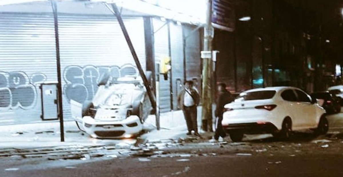 Choque y vuelco en Villa Celina: hay dos heridos, uno de ellos ser&iacute;a menor de edad.