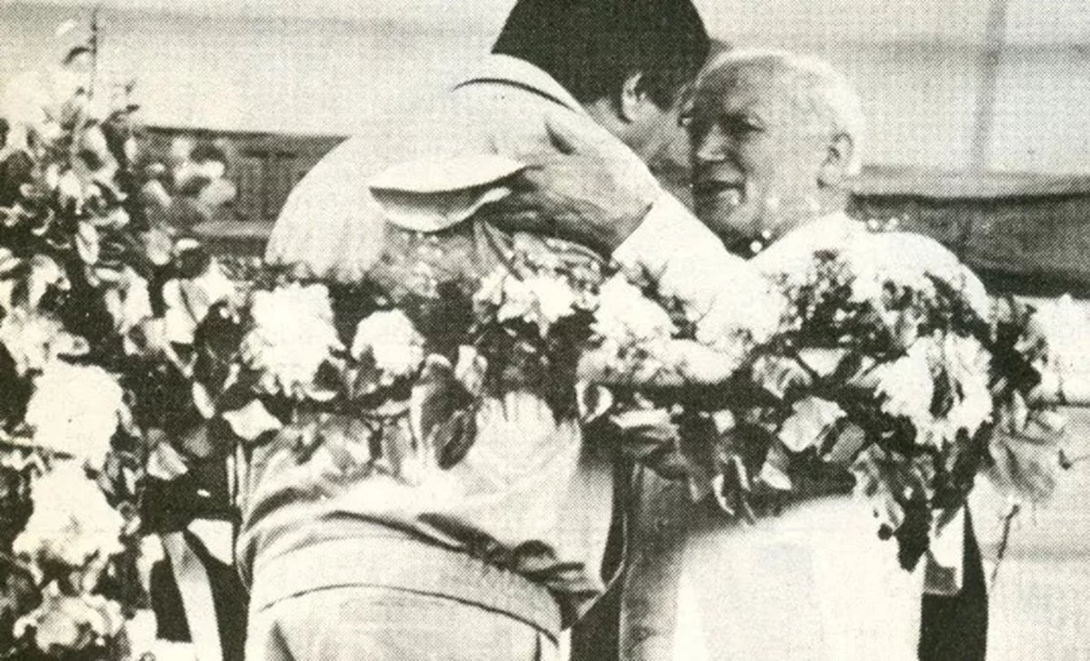 Juan Pablo II recibe el saludo del secretario general de la Confederaci&oacute;n General del Trabajo (CGT), Sa&uacute;l Ubaldini, en la misa del Mercado Central.