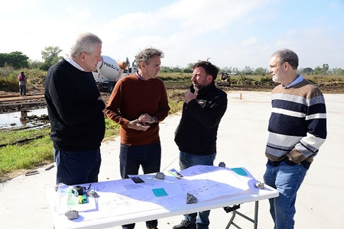 Se reactiv&oacute; la obra del campo de deportes de la UNAHUR: play&oacute;n, pileta semiol&iacute;mpica y m&aacute;s.