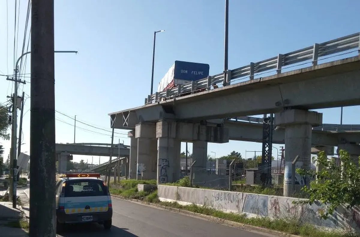El cami&oacute;n atorado el 20/3 en el puente de San Antonio de Padua.  