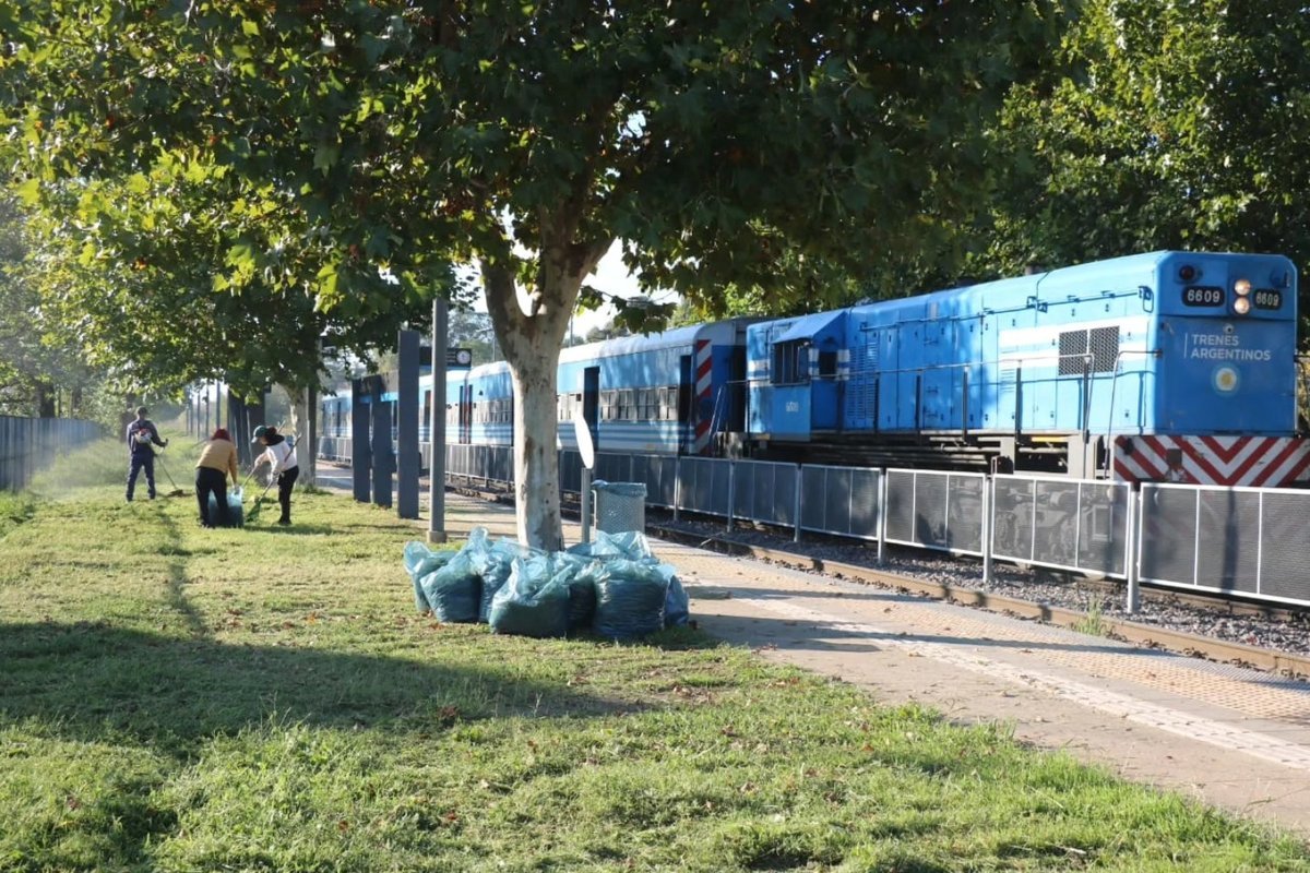 Mantenimiento municipal en la estaci&oacute;n La Reja.