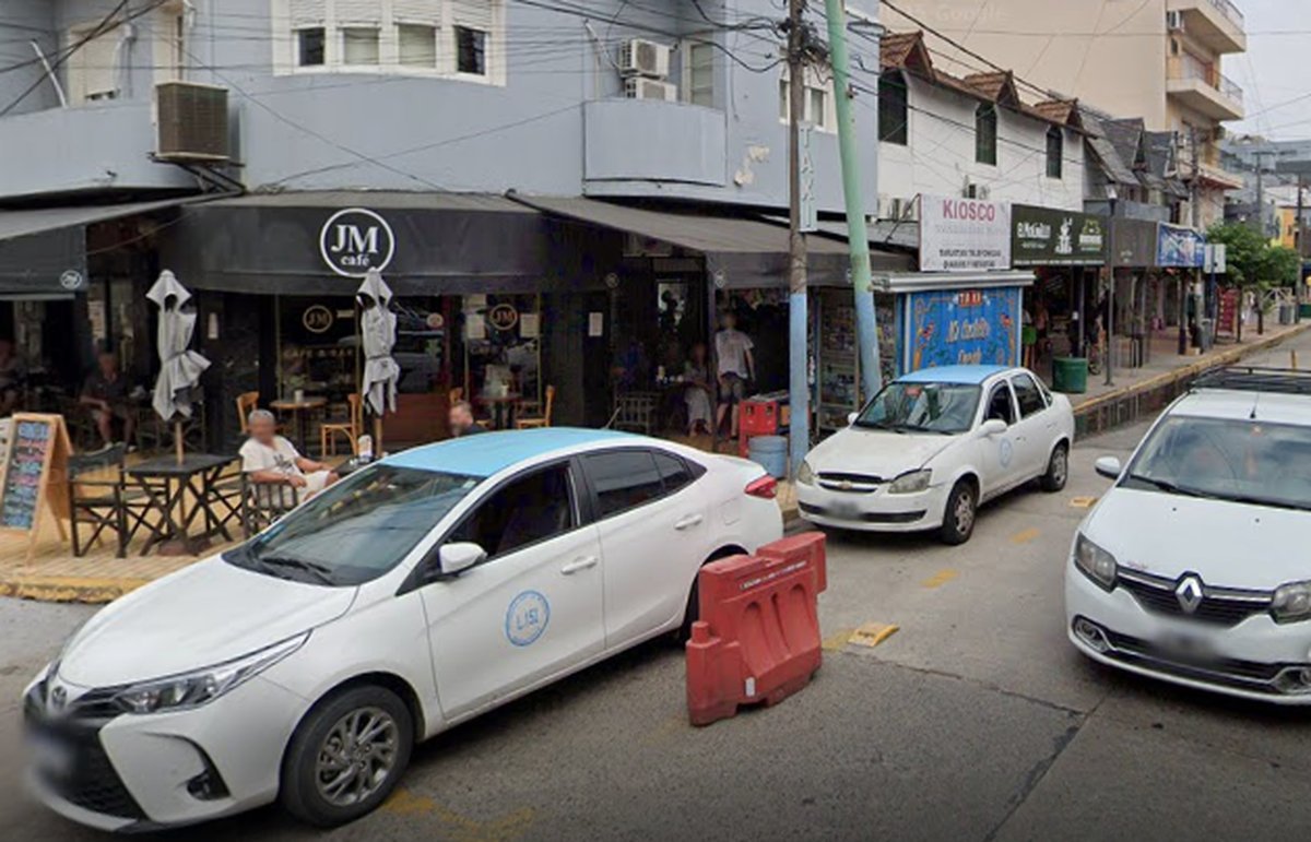 La parada de taxis en Castelar, hoy sobre Gobernador Inocencio Arias al 2.300.