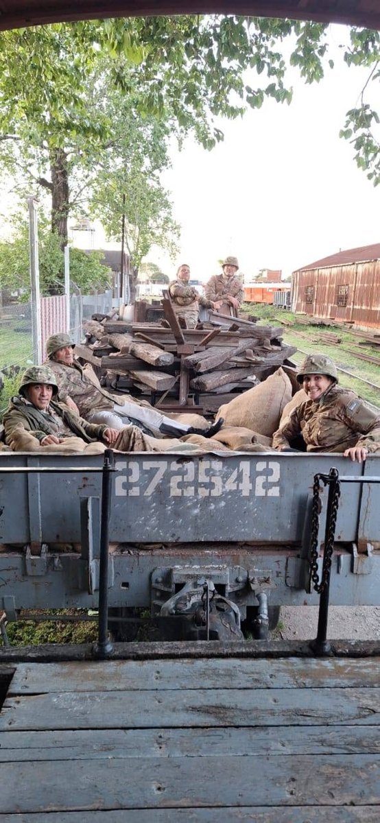 La actriz de Villa Luzuriaga junto al resto de los extras de 