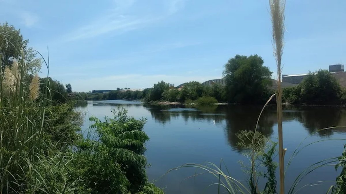 El R&iacute;o Reconquista visto desde el Puente Taurita.