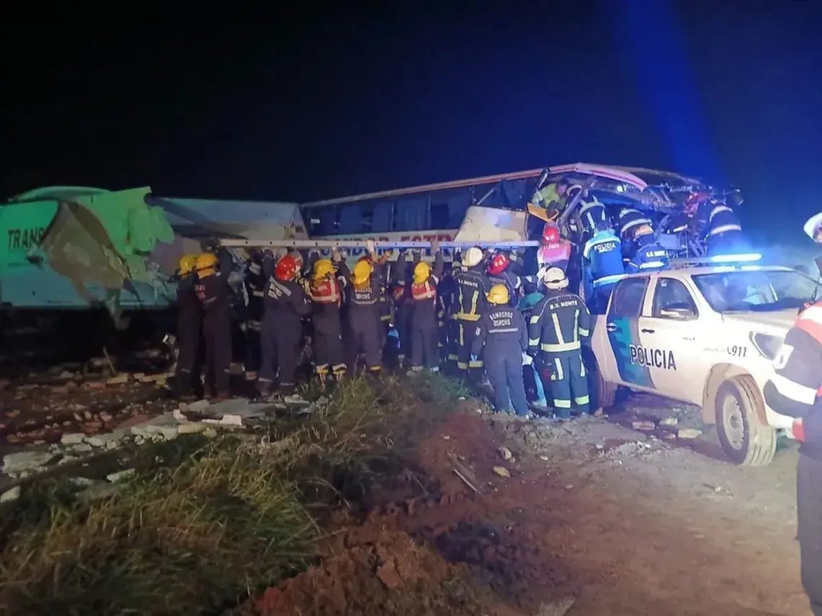 Tragedia en Ruta 3: un choque frontal entre un colectivo y un cami&oacute;n dej&oacute; cuatro muertos.