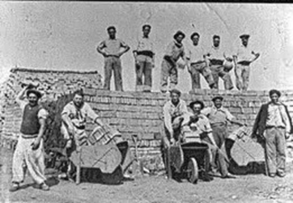 Trabajadores portugueses en Isidro Casanova.