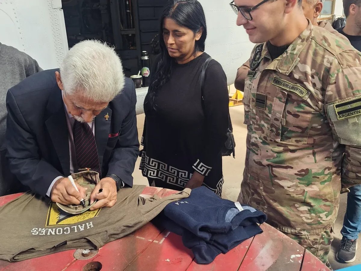 Un h&eacute;roe de Malvinas visit&oacute; el Museo Nacional de Aeron&aacute;utica de Mor&oacute;n.