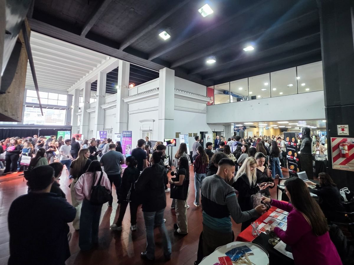 M&aacute;s de 3000 estudiantes participaron de la Feria de Empresas de la Universidad de Mor&oacute;n.