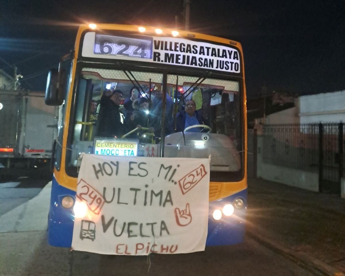 La emotiva despedida a un chofer de colectivo que se jubil&oacute;: "Hoy es mi &uacute;ltima vuelta".